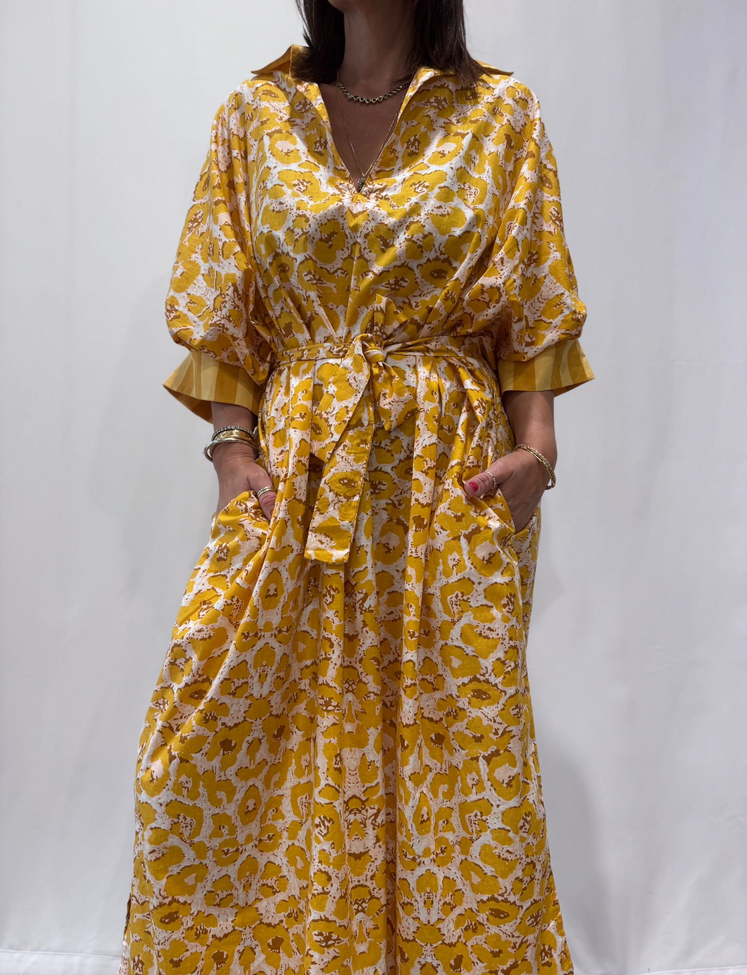 Robe Leela Jaune Léopard, une robe longue col V, elle se ceinture à la taille. Manche 3/4