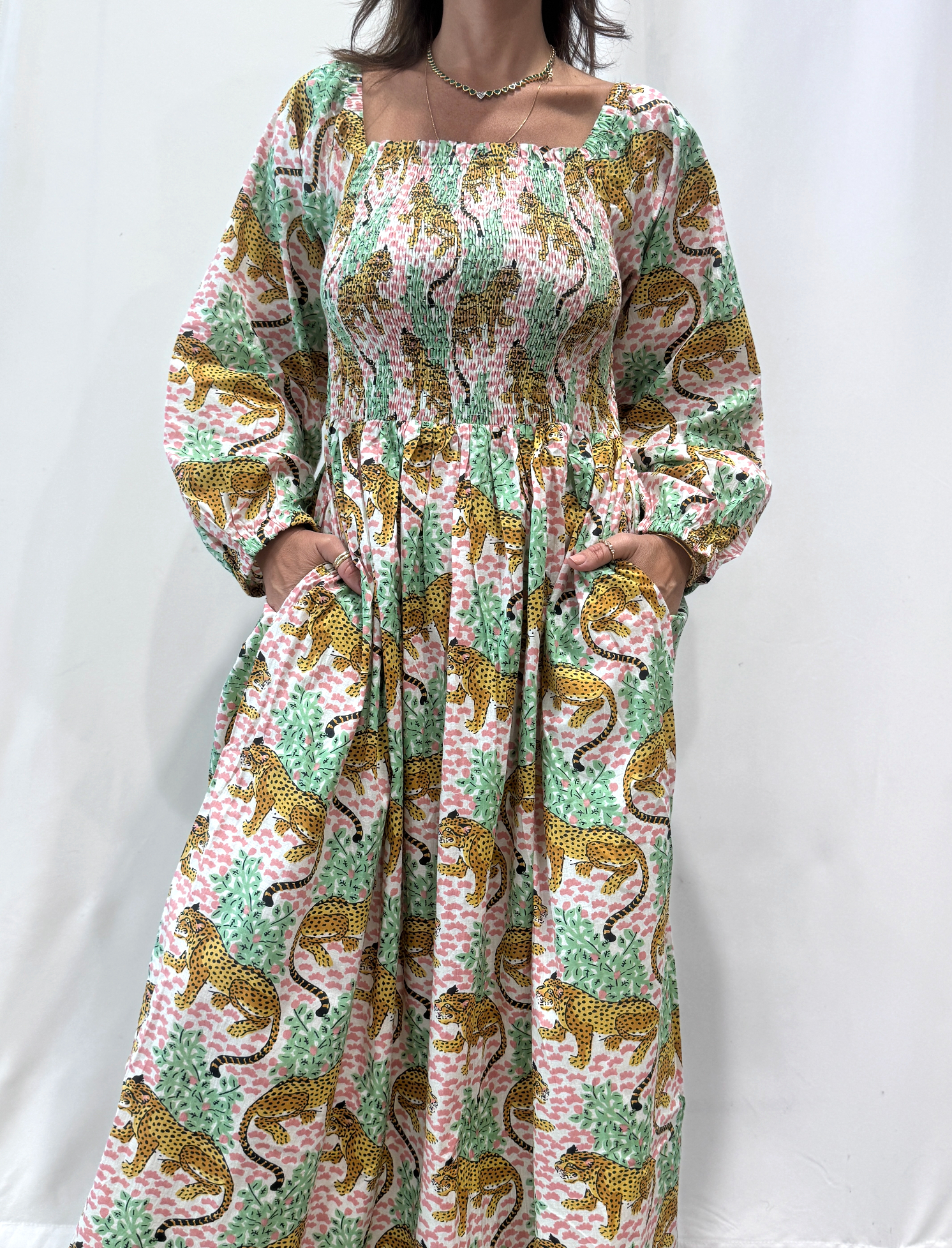 Robe Léora Blanche, une robe longue smockée. Fluide et 100 % coton. Elle est de couleur blanche avec des imprimés de léopard