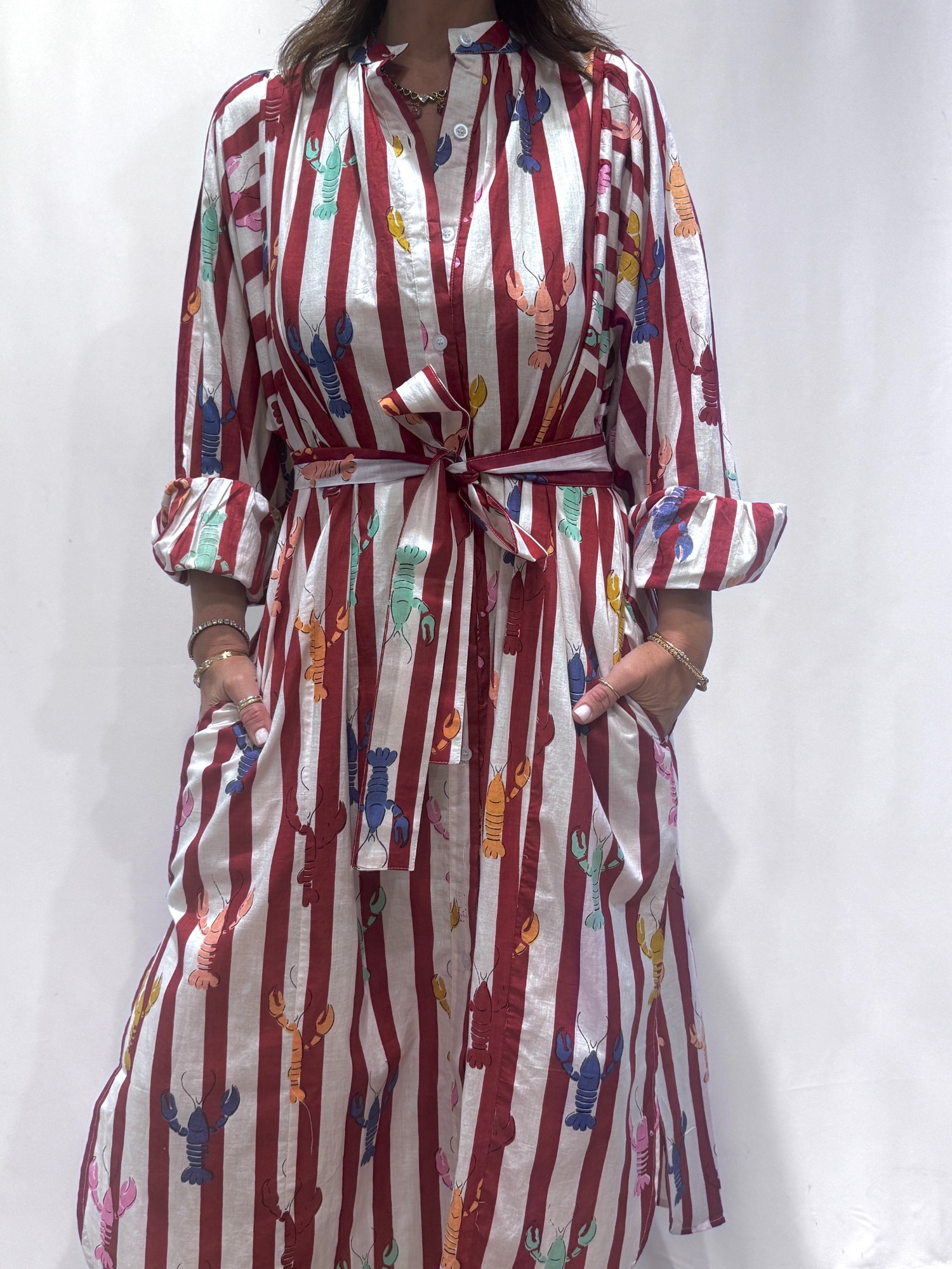 Robe Lobster Bordeaux, une robe longue rayée bordeaux. Une robe taille unique qui se ceinture à la taille. Des manches longues.