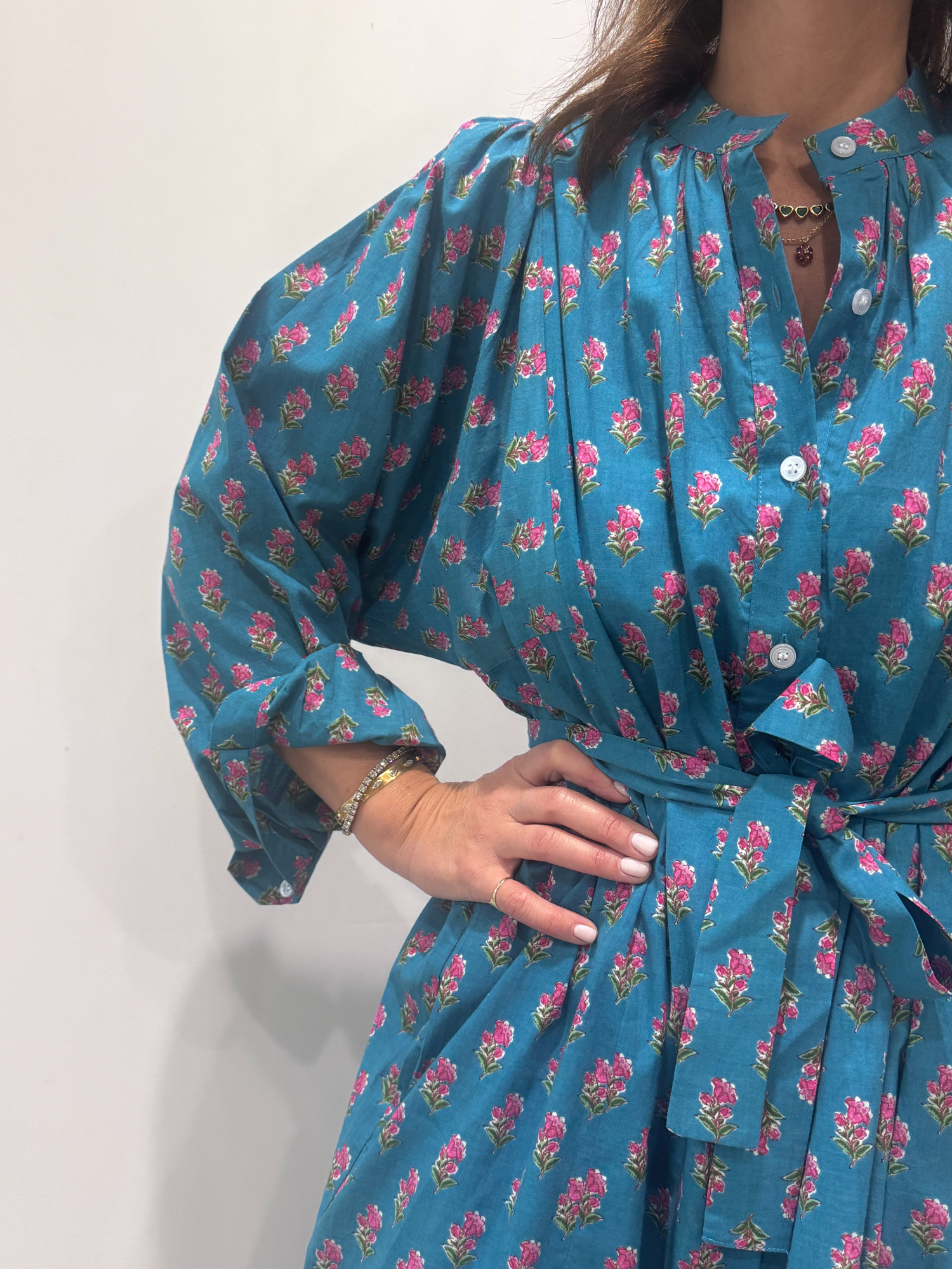 Robe Jasmine Bleu, une robe longue bleu. Une robe taille unique qui se ceinture à la taille. Des manches longues.