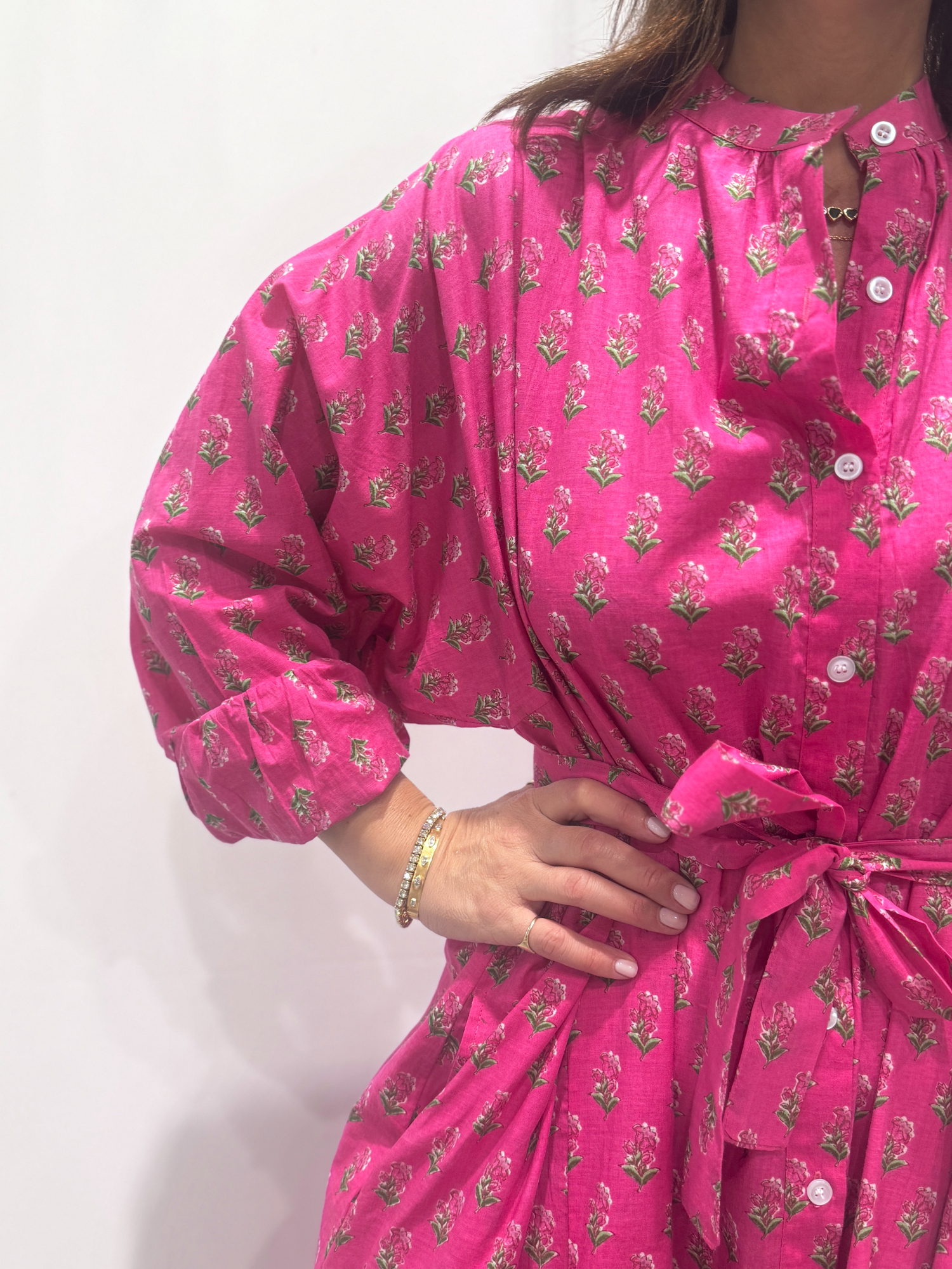 Robe Jasmine Rose, une robe longue rose. Une robe taille unique qui se ceinture à la taille. Des manches longues.