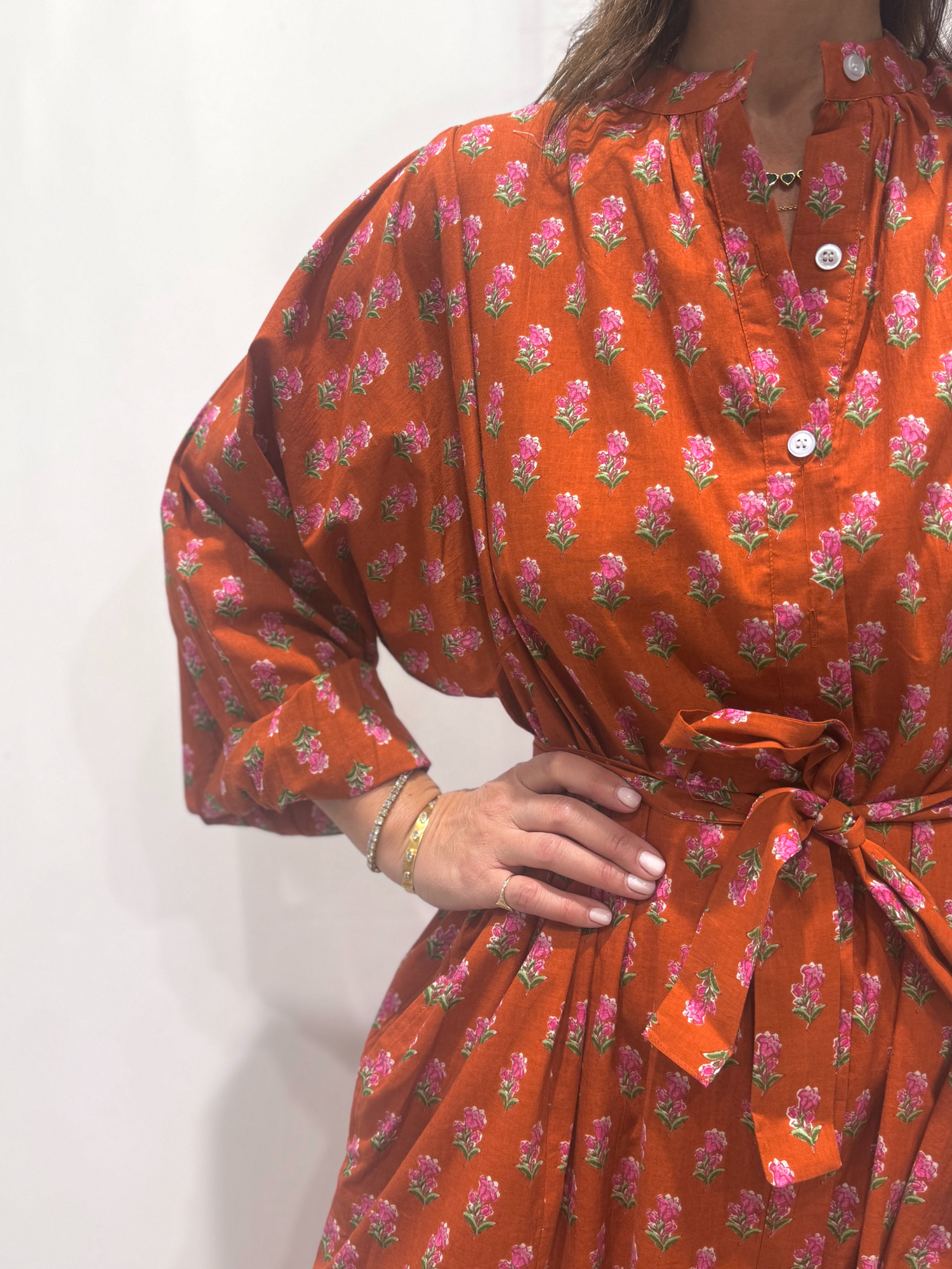 Robe Jasmine Terracotta, une robe longue terracotta. Une robe taille unique qui se ceinture à la taille. Des manches longues.