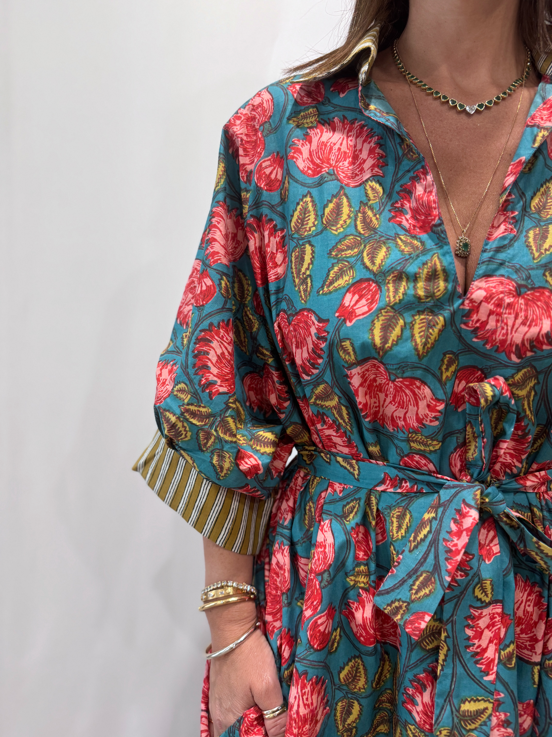Robe Leela Bleu, une robe longue col V, elle se ceinture à la taille. Manche 3/4