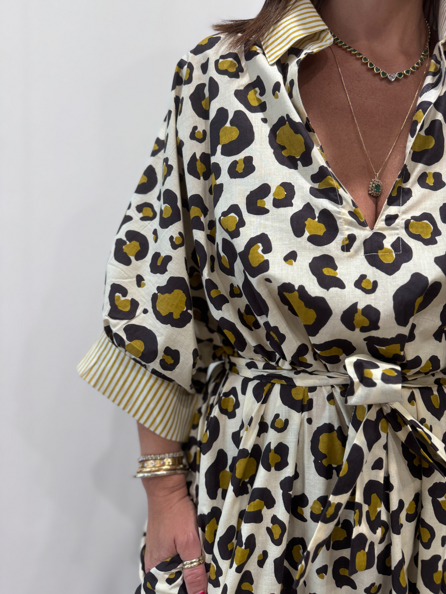 Robe Leela Crème Léopard, une robe longue col V, elle se ceinture à la taille. Manche 3/4