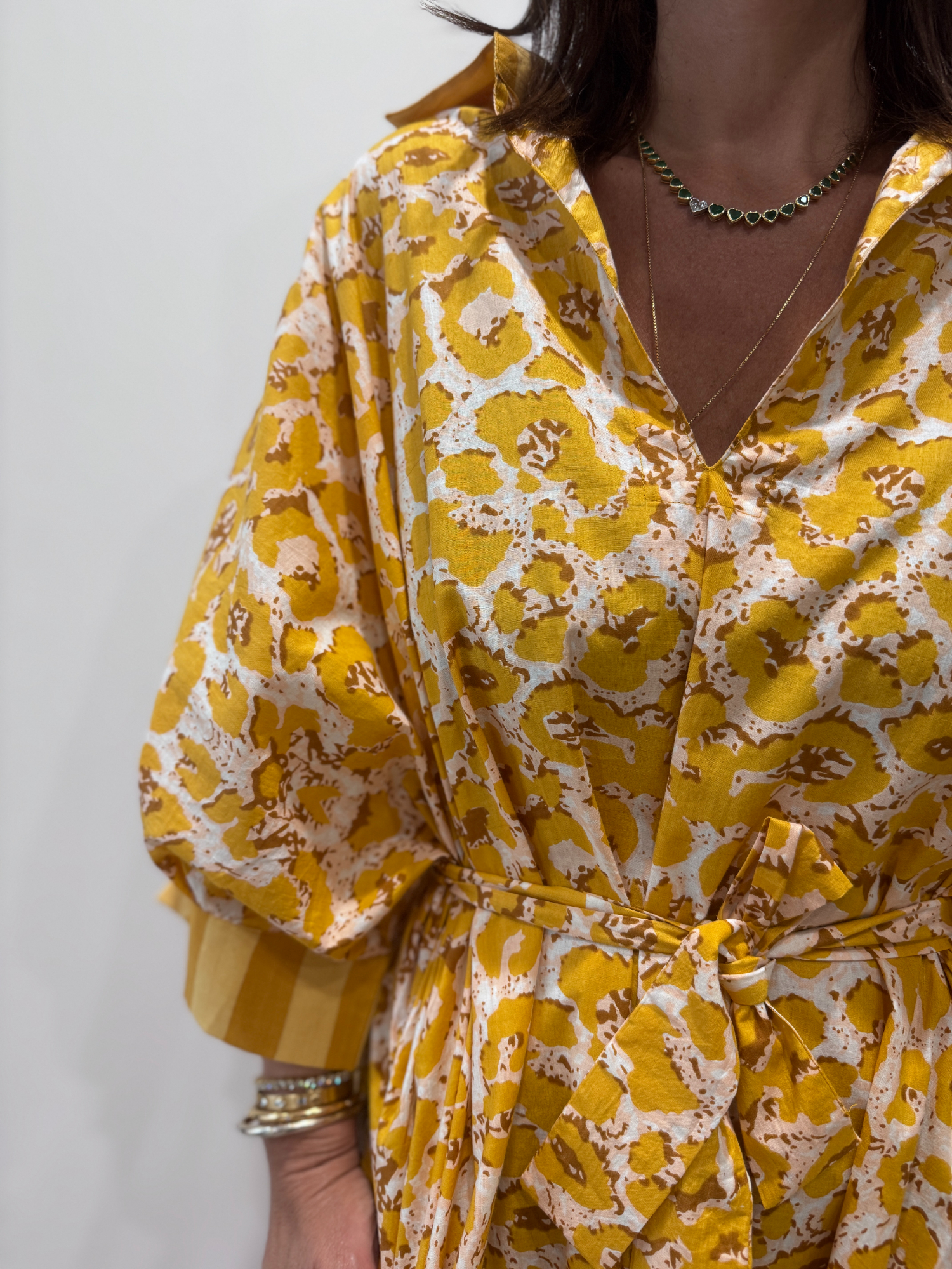Robe Leela Jaune Léopard, une robe longue col V, elle se ceinture à la taille. Manche 3/4
