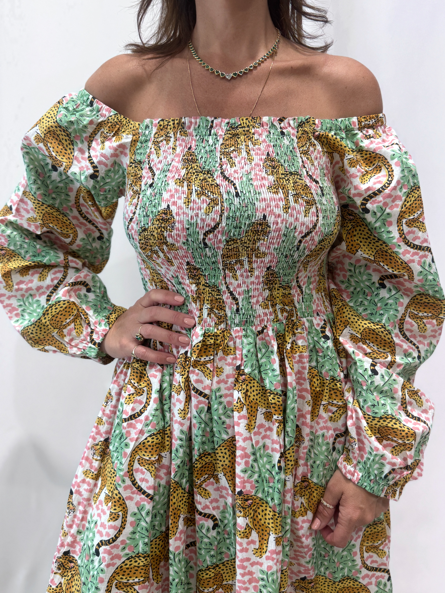 Robe Léora Blanche, une robe longue smockée. Fluide et 100 % coton. Elle est de couleur blanche avec des imprimés de léopard
