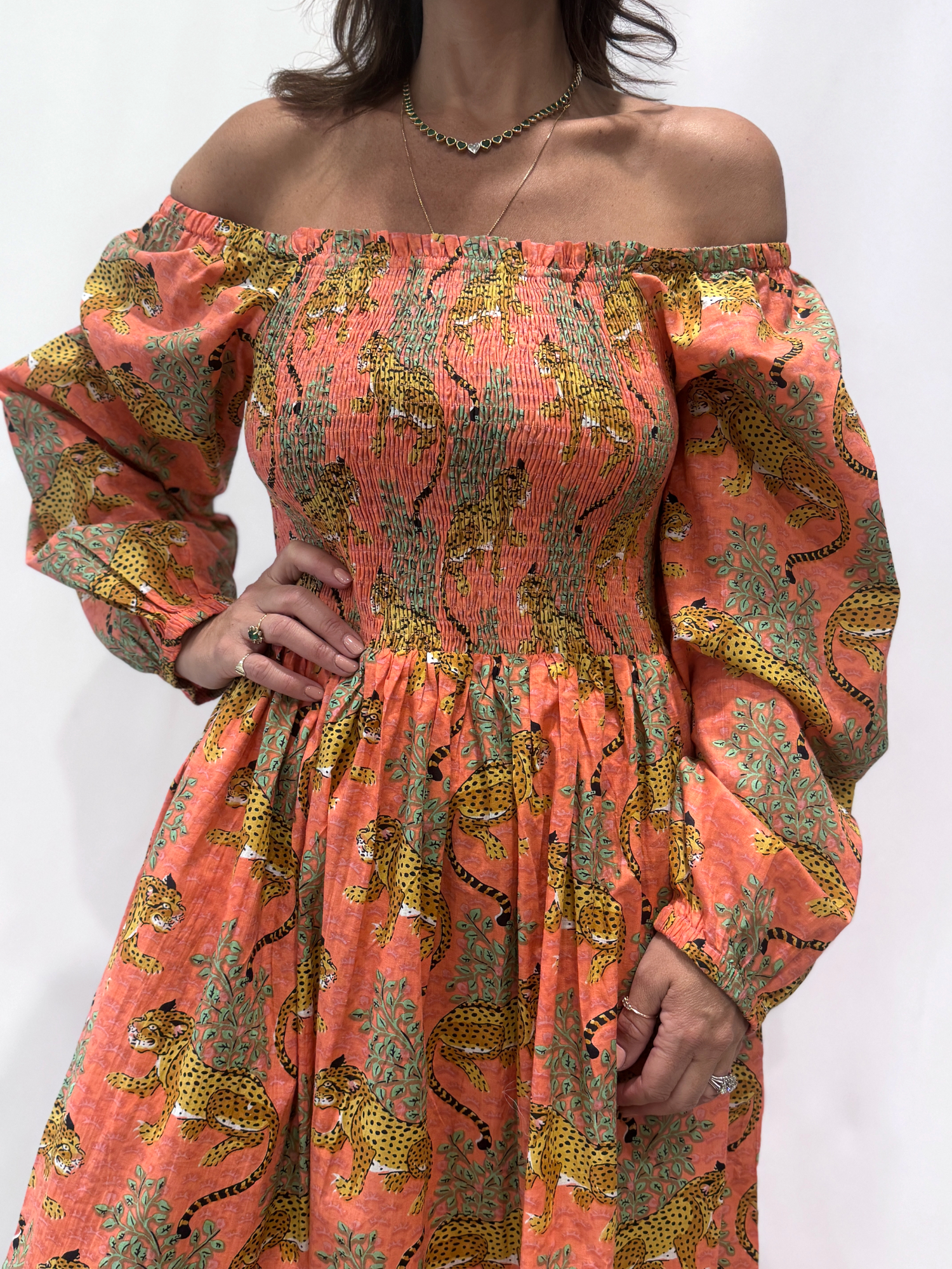 Robe Léora Saumon, une robe longue smockée. Fluide et 100 % coton. Elle est de couleur saumon avec des imprimés de léopard