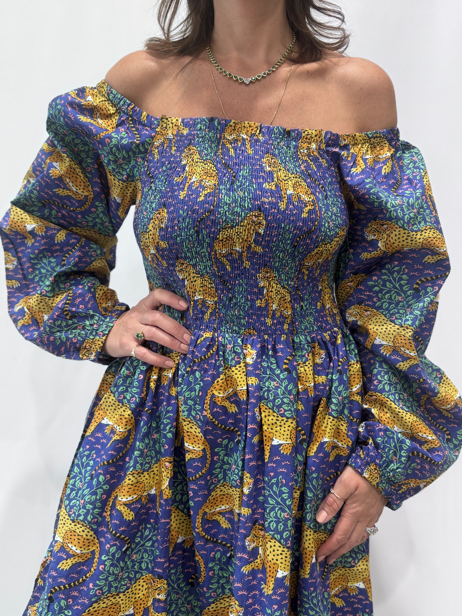 Robe Léora Bleu, une robe longue smockée. Fluide et 100 % coton. Elle est de couleur violette avec des imprimés de léopard.
