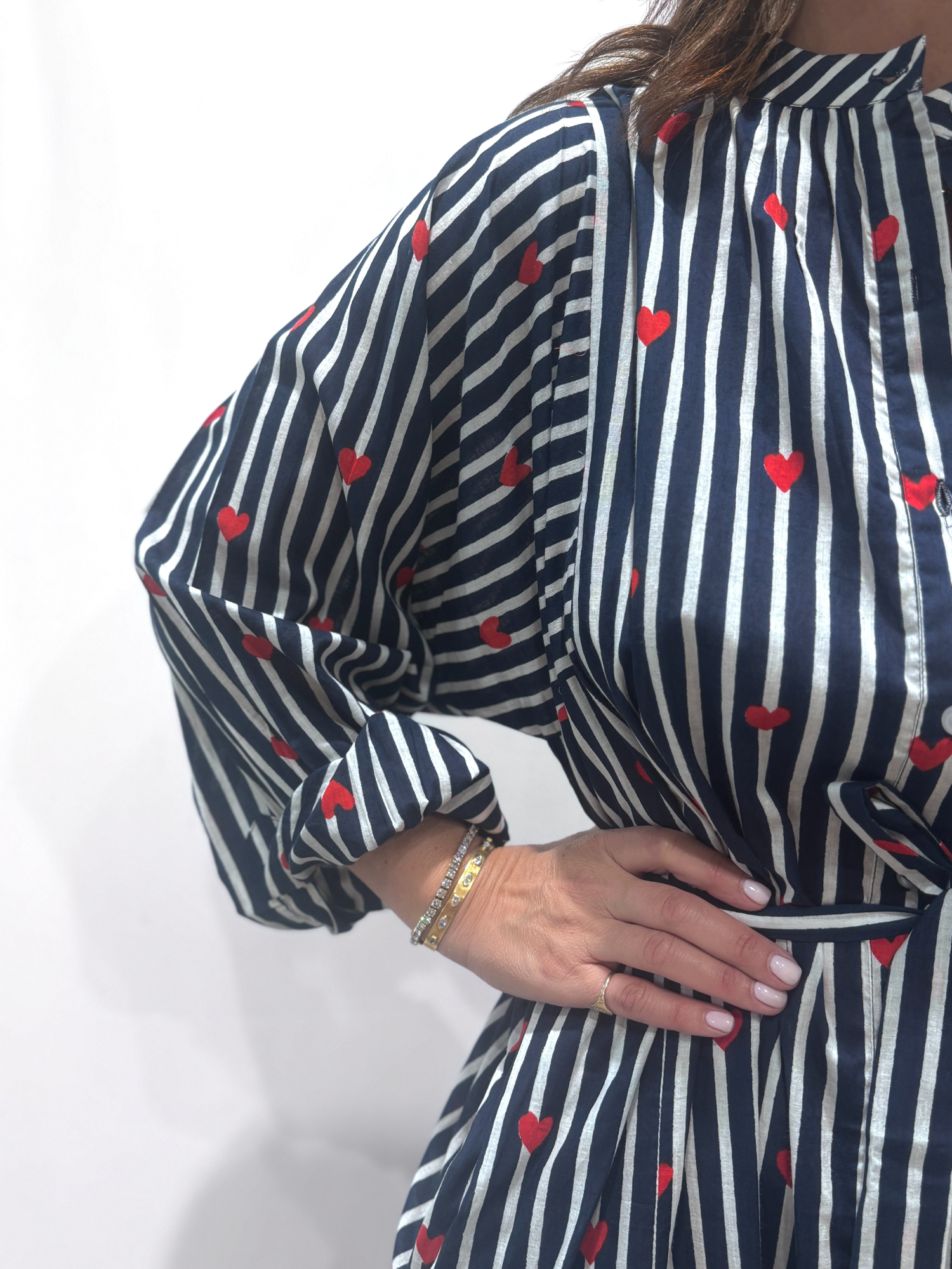 Robe Love Bleu, une robe longue rayée bleu imprimé de coeurs rouges. Une robe taille unique qui se ceinture à la taille. Des manches longues.