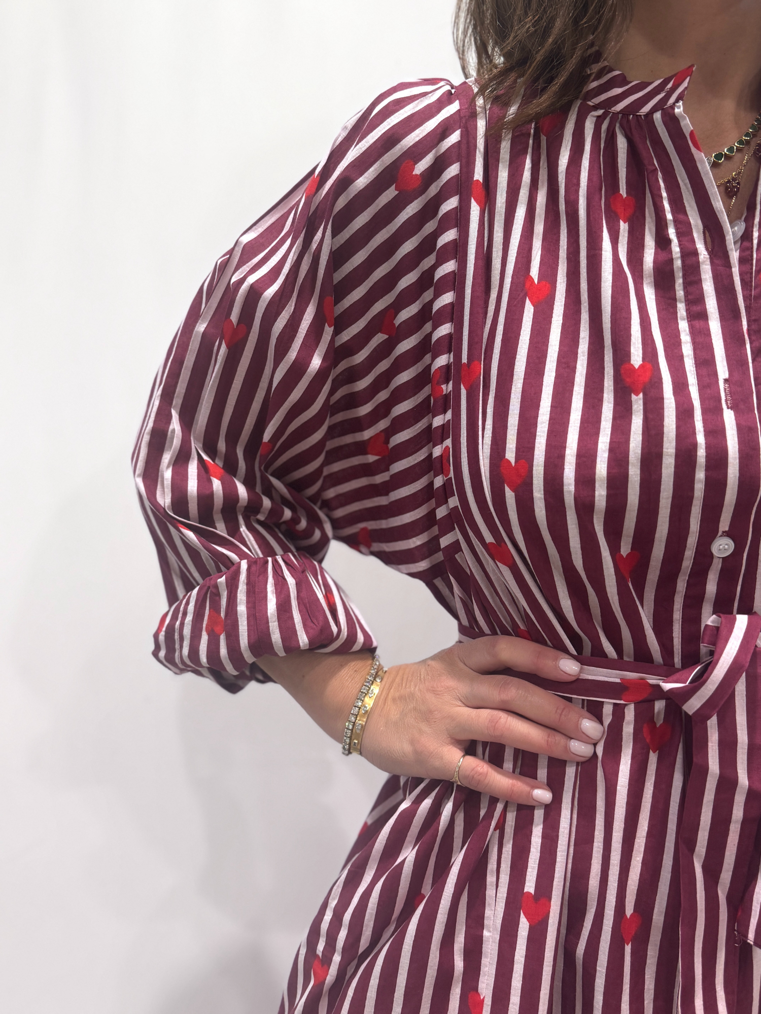 Robe Love Bordeaux, une robe longue rayée bordeaux imprimé de coeurs rouges. Une robe taille unique qui se ceinture à la taille. Des manches longues.