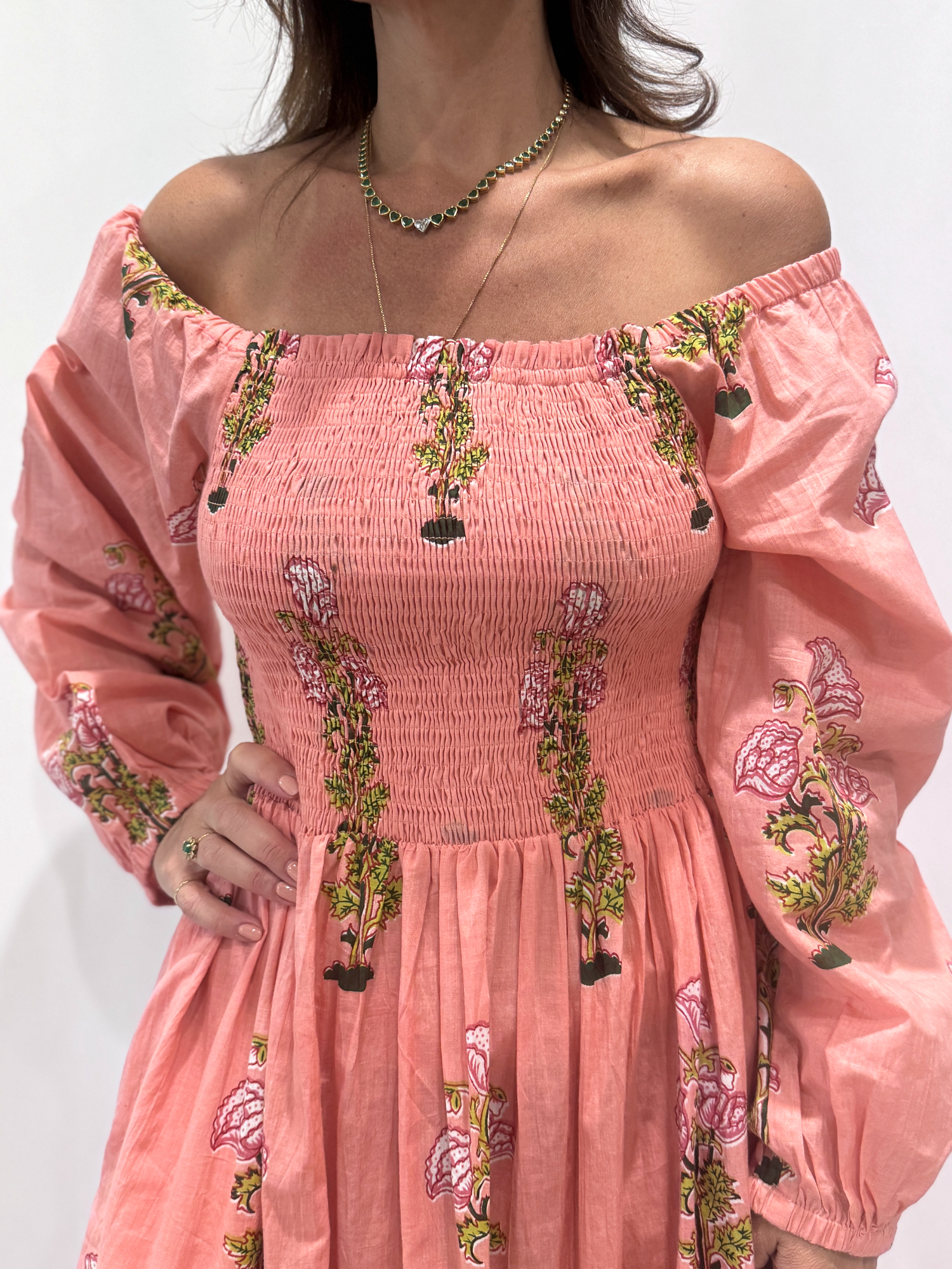 Robe Naya Rose, une robe longue smockée. Fluide et 100 % coton. Elle est rayée avec des imprimés de fleurs.