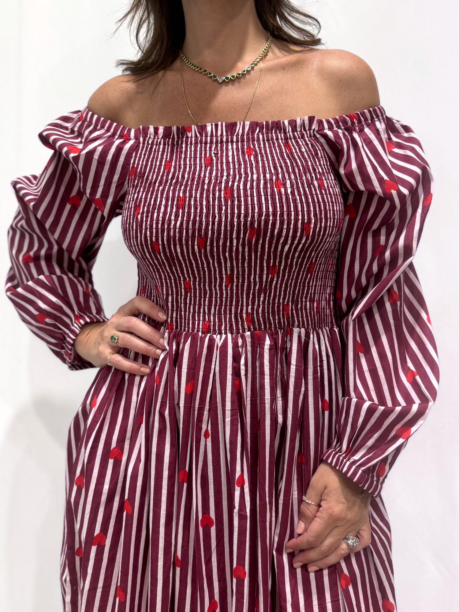 La robe Pyaar Bordeaux, une robe longue manches longues, smockée à rayures et imprimés de coeurs. Une robe tendance pour cet été.