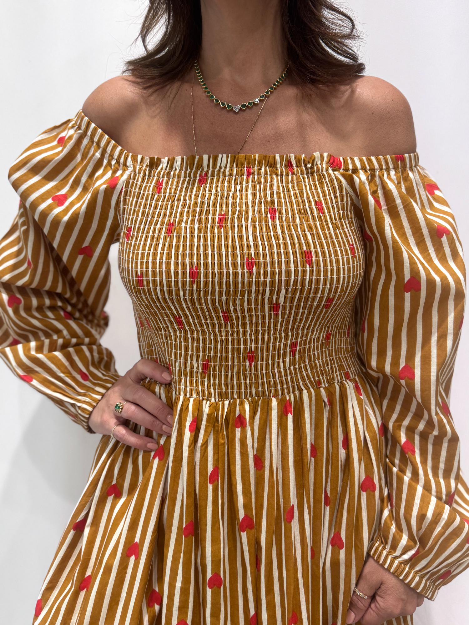 La robe Pyaar Jaune, une robe longue manches longues, smockée à rayures et imprimés de coeurs. Une robe tendance pour cet été.