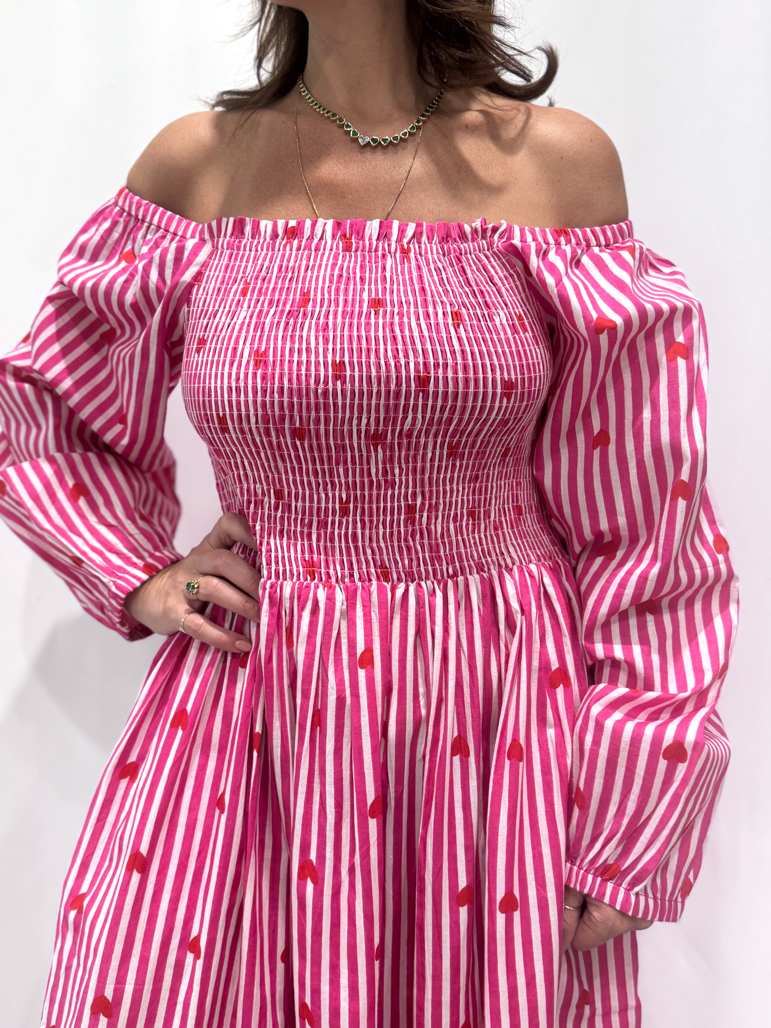 La robe Pyaar Rose, une robe longue manches longues, smockée à rayures et imprimés de coeurs. Une robe tendance pour cet été.