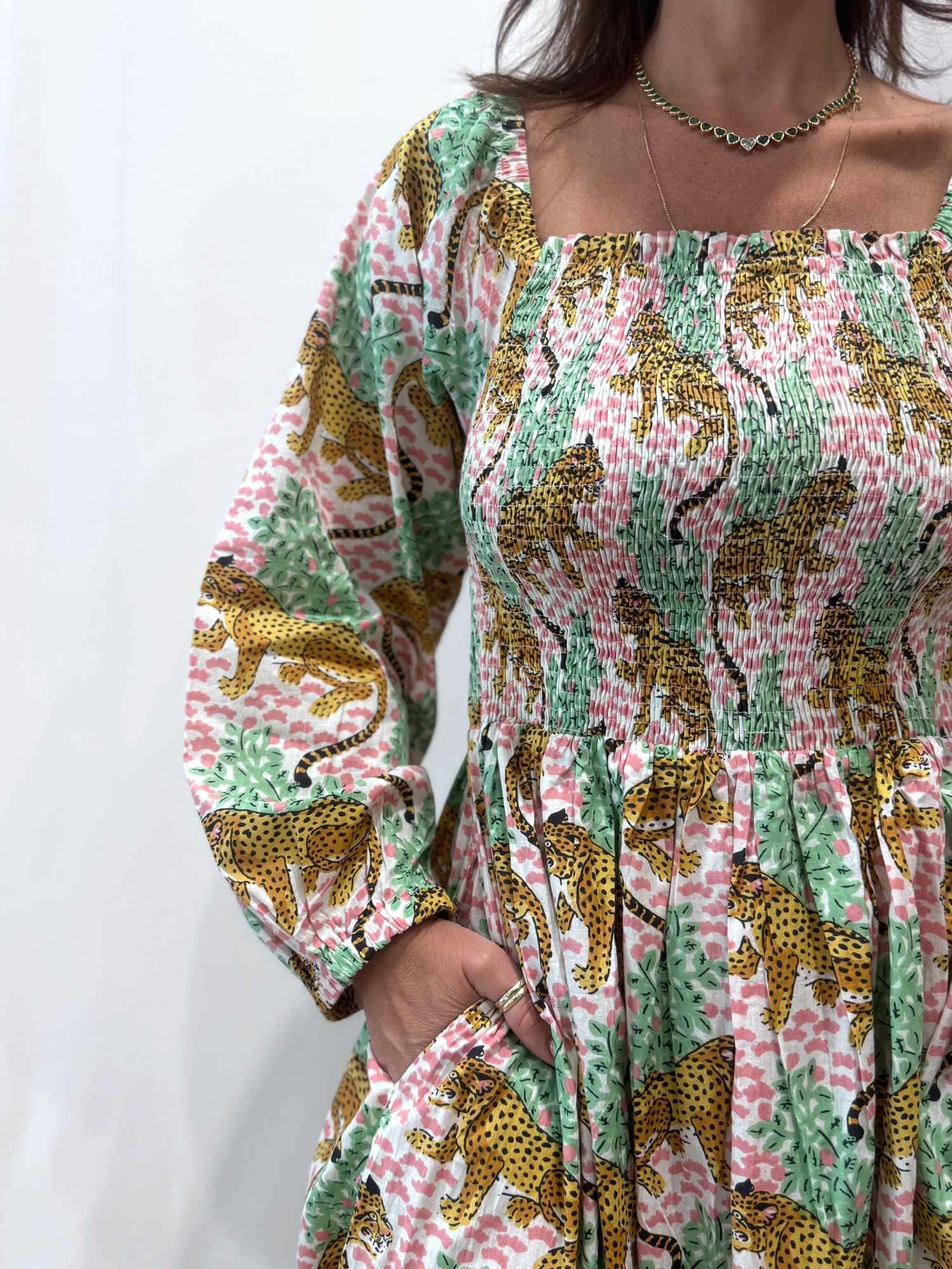 Robe Léora Blanche, une robe longue smockée. Fluide et 100 % coton. Elle est de couleur blanche avec des imprimés de léopard