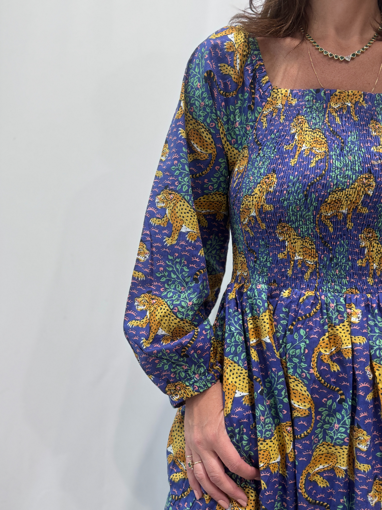 Robe Léora Bleu, une robe longue smockée. Fluide et 100 % coton. Elle est de couleur violette avec des imprimés de léopard