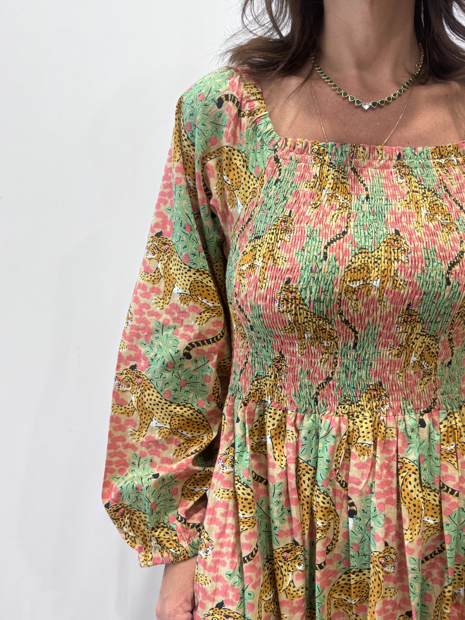Robe Léora Rose, une robe longue smockée. Fluide et 100 % coton. Elle est de couleur rose avec des imprimés de léopard