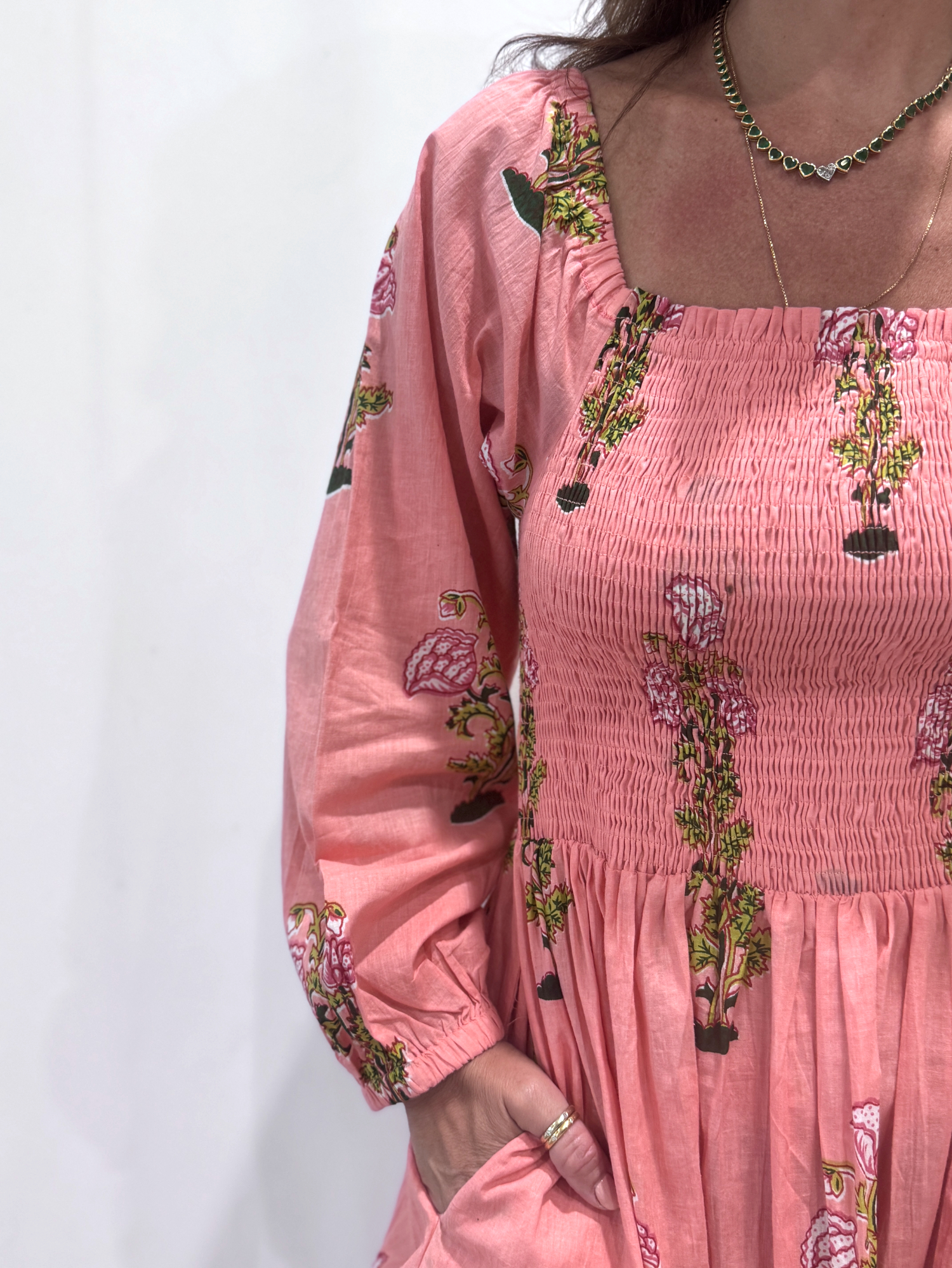 Robe Naya Rose, une robe longue smockée. Fluide et 100 % coton. Elle est rayée avec des imprimés de fleurs.