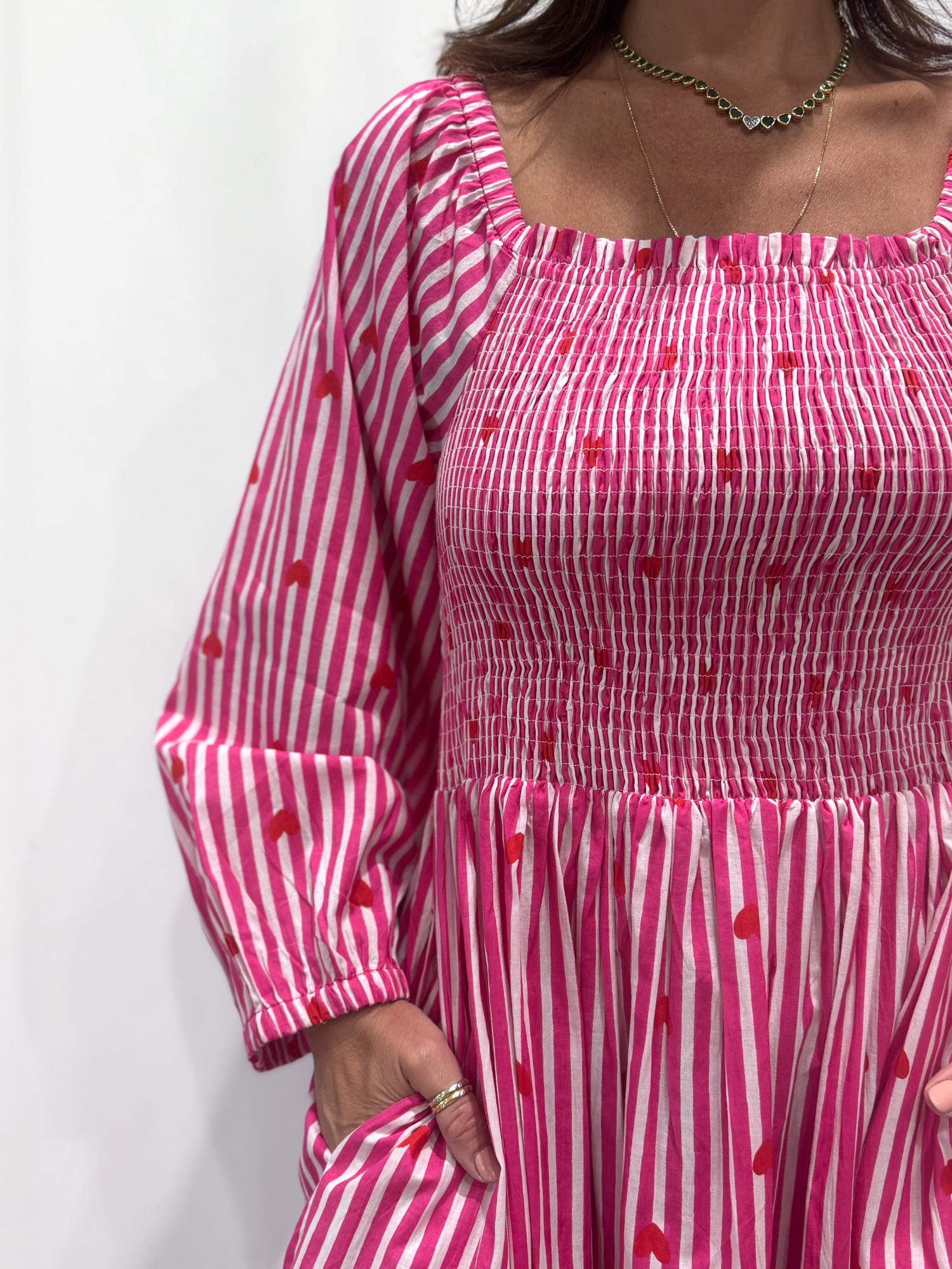 La robe Pyaar Rose, une robe longue manches longues, smockée à rayures et imprimés de coeurs. Une robe tendance pour cet été.