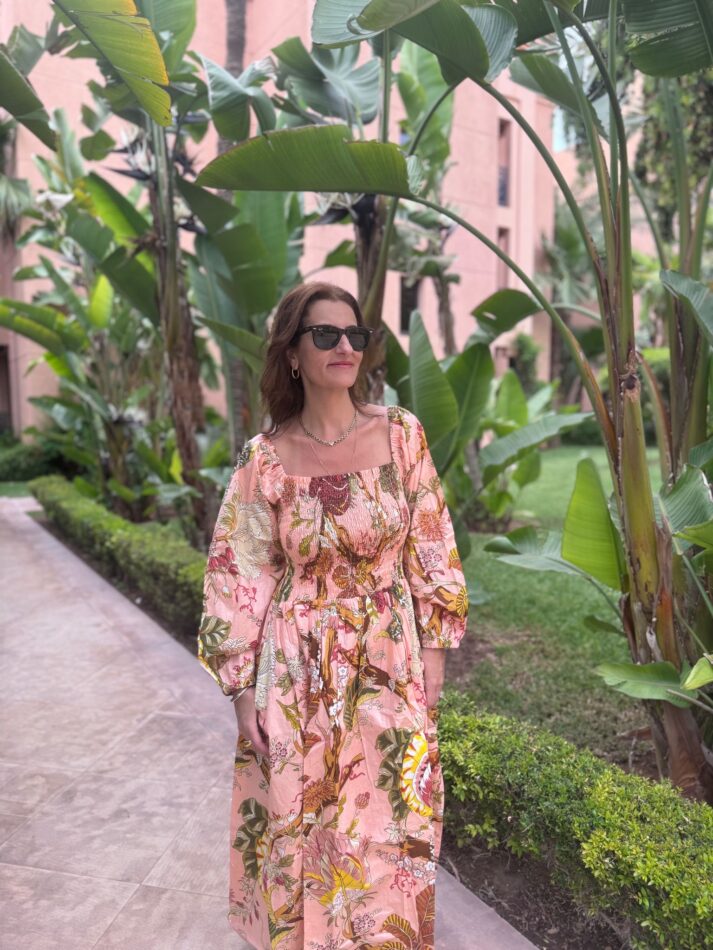 Robe Longue Smockée Rose avec des imprimés floraux - Mannequin Stéphanie