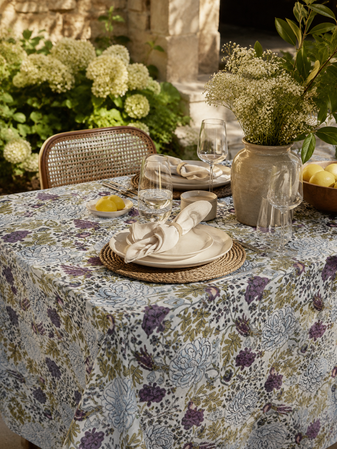 La nappe Adita, une nappe de 180x280 et une nappe sur fond blanc avec des imprimés floraux mauves, bleus et verts. Une nappe douce et élégante.