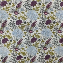 La nappe Adita, une nappe de 180x280 et une nappe sur fond blanc avec des imprimés floraux mauves, bleus et verts. Une nappe douce et élégante.