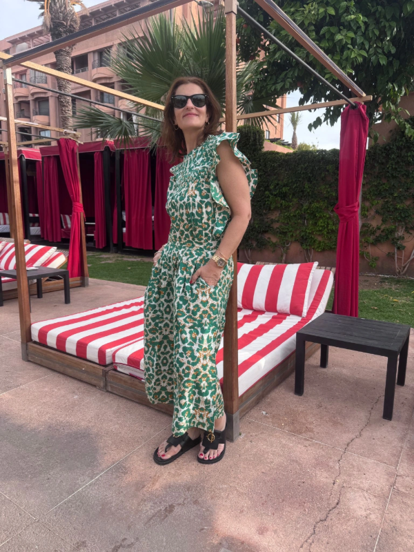 Robe Longue Smockée Rose avec des imprimés floraux - Mannequin Stéphanie