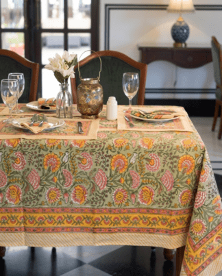 La nappe Goa, une nappe colorée aux imprimés floraux. Une nappe aux nuances de verts, roses et de orange.