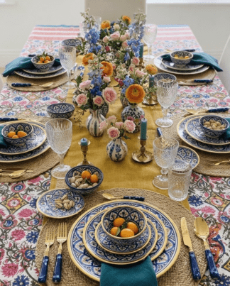 La nappe Ishani, une nappe rectangulaire. Une nappe sur fond blanc avec des imprimés floraux roses, bleus et verts.