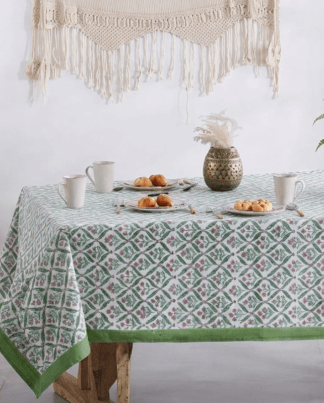 Nappe Malati, une nappe blanche imprimée de motifs à fleurs de couleurs saumons et verts
