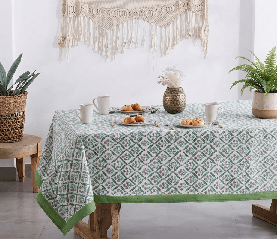 Nappe Malati, une nappe blanche imprimée de motifs à fleurs de couleurs saumons et verts