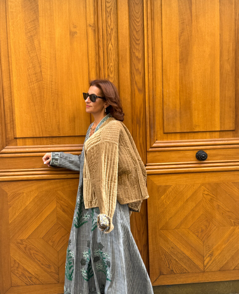 La collection de la rentrée porté par Stéphanie : une robe longue brodée en coton et une veste en velours de coton beige / marron clair