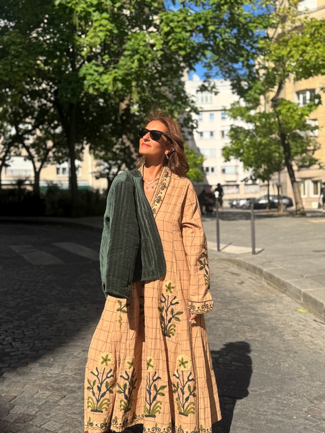 La collection de la rentrée porté par Stéphanie : une robe longue brodée en coton et une veste en velours de coton verte sapin