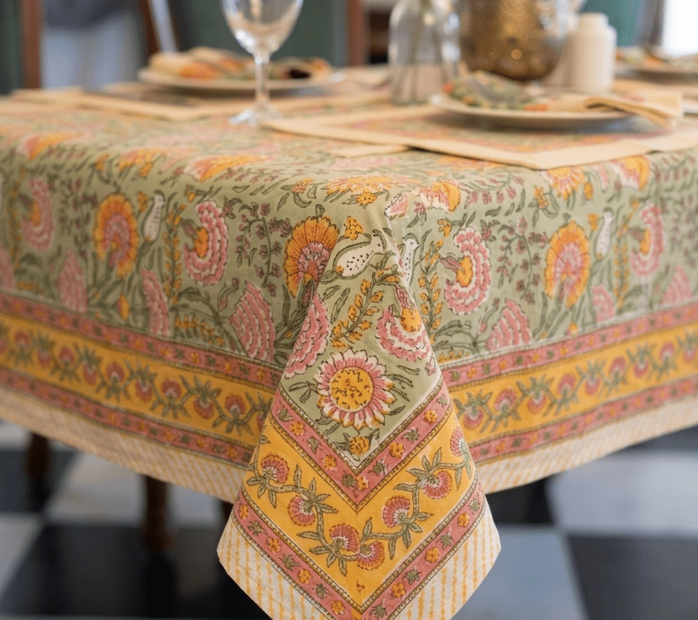 La nappe Goa, une nappe colorée aux imprimés floraux. Une nappe aux nuances de verts, roses et de orange.