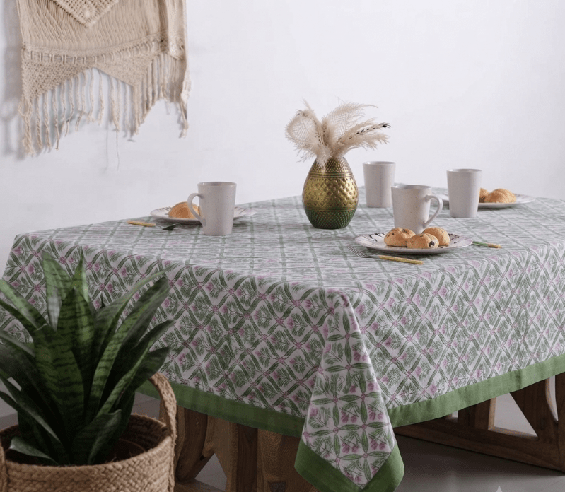 Nappe Malati, une nappe blanche imprimée de motifs à fleurs de couleurs saumons et verts