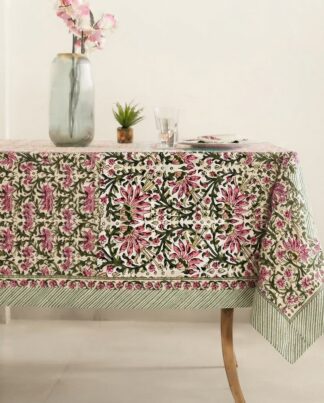 Nappe Aira, une nappe rectangle. Une nappe aux imprimés fleuris et aux couleurs roses et verts